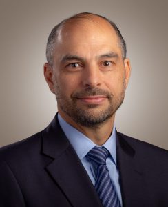 Es profesor del área de Factor Humano.