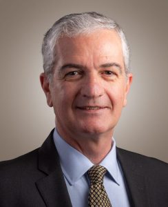 Es profesor decano del área de Política de Empresa. Tiene una Máster en Dirección de Empresas (MEDE) por IPADE, donde también cursó el Programa