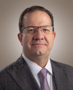Es director académico de la Maestría para Ejecutivos con Experiencia (MEDEX) y director y profesor del área de Factor Humano.