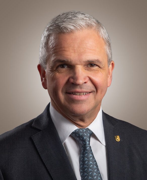 Es director general de IPADE Business School y profesor del área de Dirección Financiera. Ingeniero Industrial por la Universidad Panamericana.