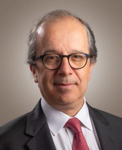 Es profesor del área de Política de empresa y director de las Sedes Itinerantes de la Sede Ciudad de México.