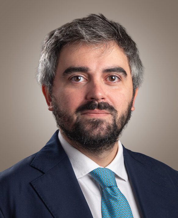 Es profesor del área de Política de Empresa. Licenciado en Finanzas por la Universidad de Derby en Inglaterra